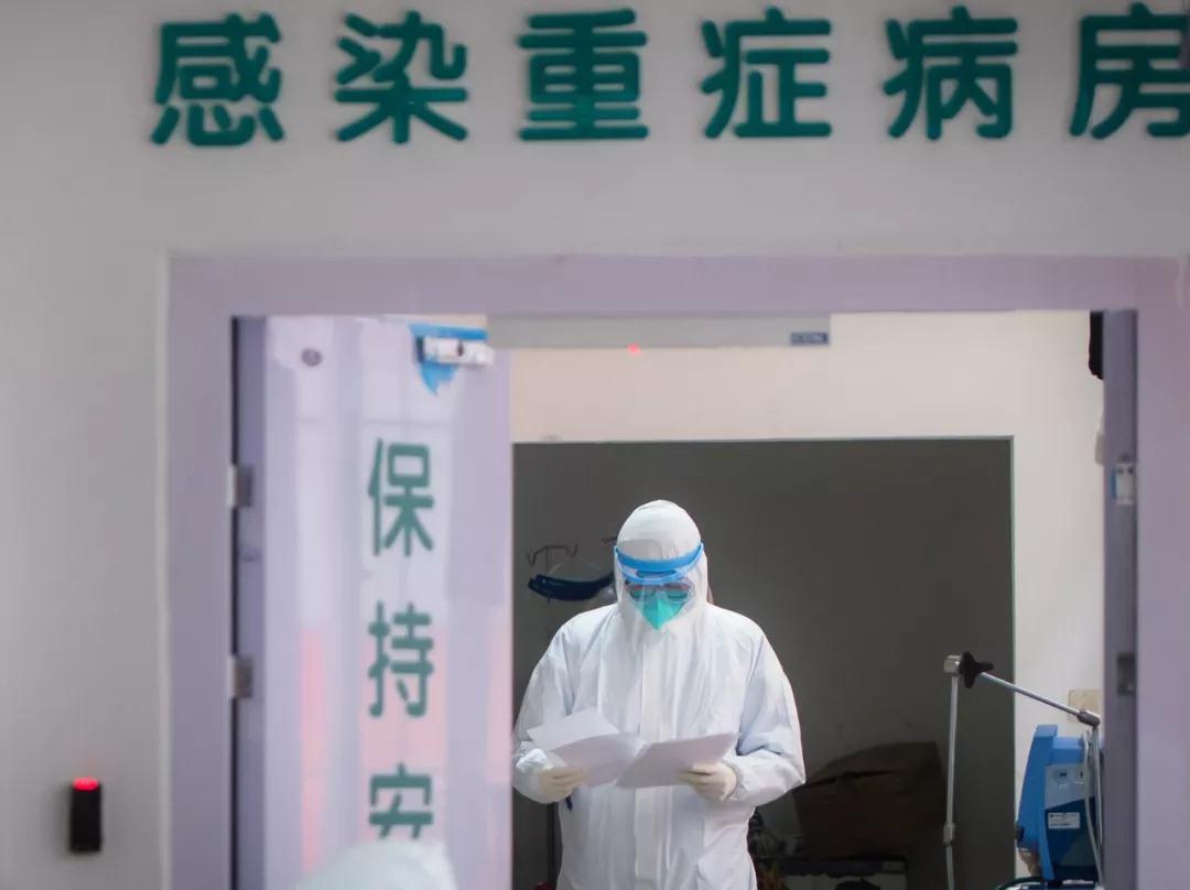 1月28日,医护人员在武汉协和医院感染性疾病科病房忙碌.来源:新华社